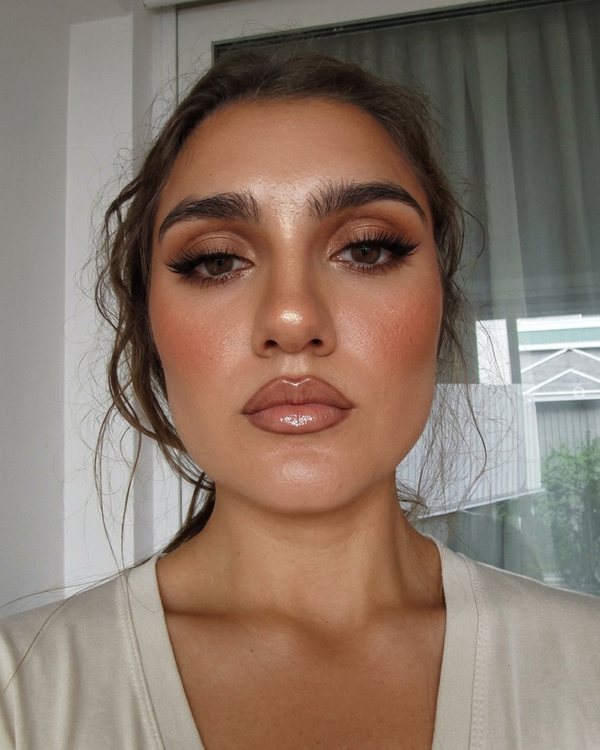Latina glam on an AI sample face